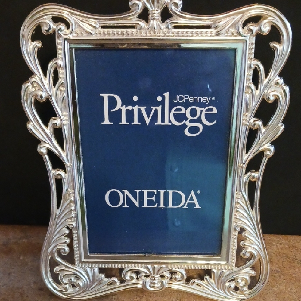 Oneida Goldtone Picture Frame - Picture 3 of 8